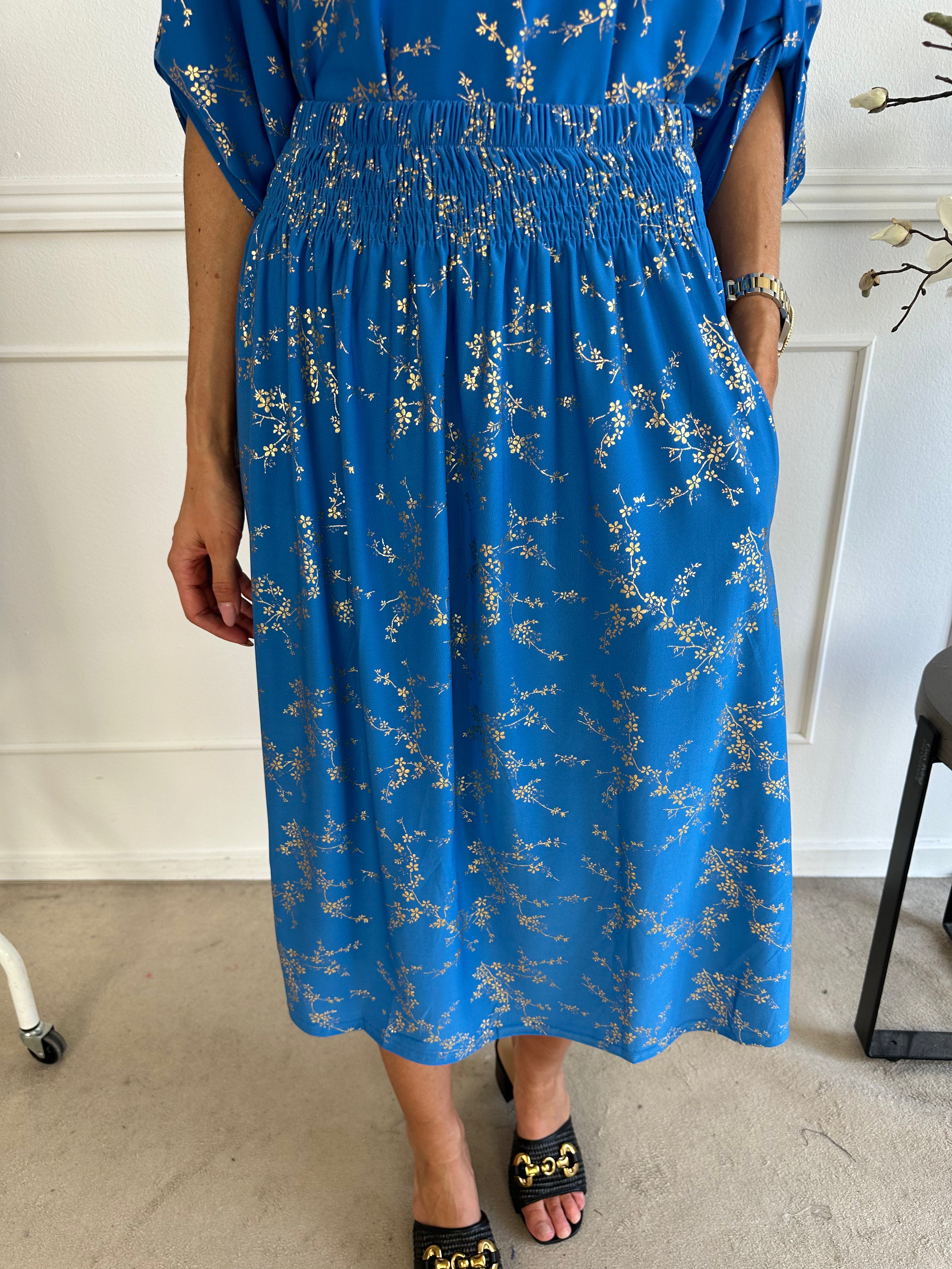 Pams Gold Midi Skirt - Kjol i stretchigt material med fickor